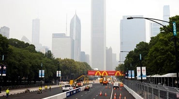 The image captures a Chicago street ready for a marathon